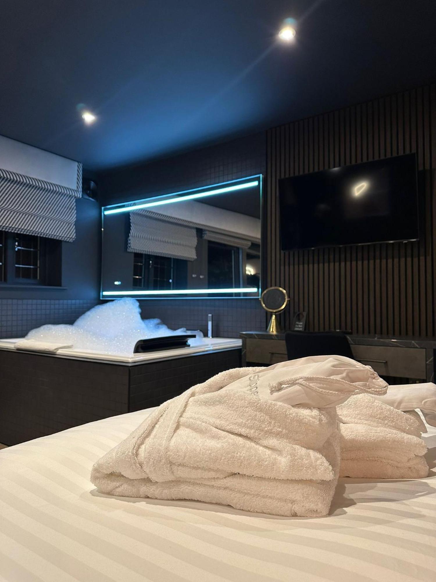 Secret Suites Lancaster Luaran gambar