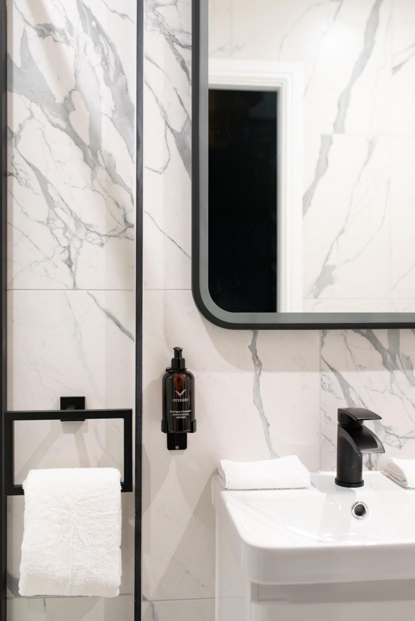 Secret Suites Lancaster Luaran gambar